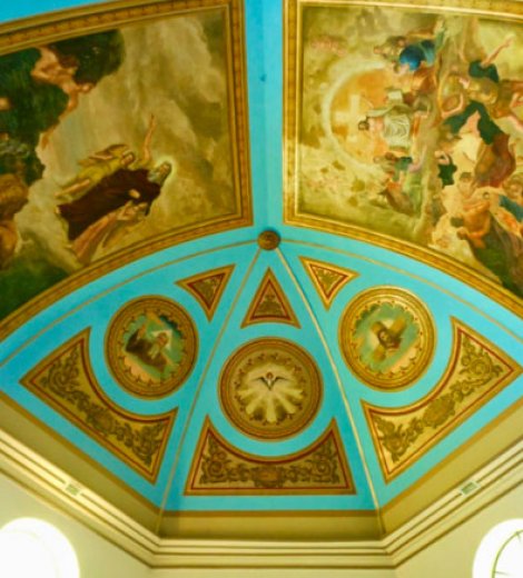 Decoraciones y pinturas en la Iglesia de Tornquist